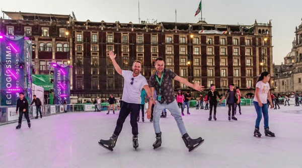 Pista de hielo llena de gente
