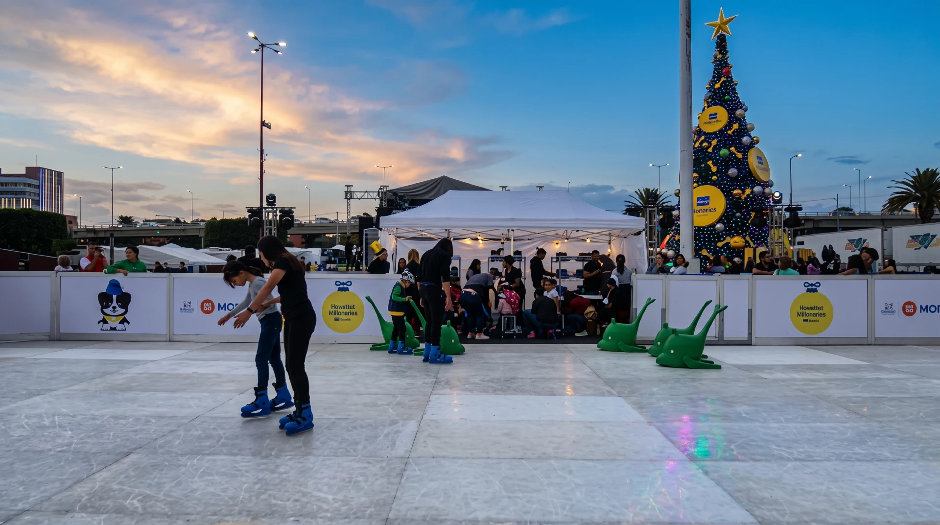 Activación masiva de pista de hielo Coppel Navidad Millonaria