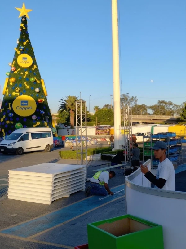 Montaje de pista ecológica y árbol monumental Coppel