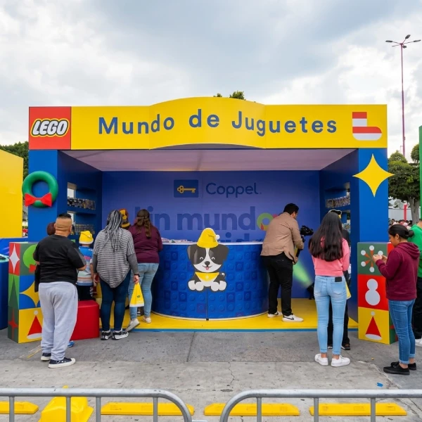 Zona de activaciones comerciales y stands interactivos en el festival navideño