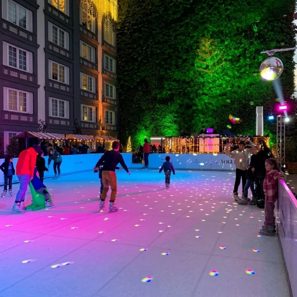 Huéspedes y familias patinando en la pista sintética del Four Seasons
