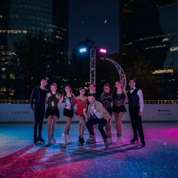 Elenco artístico de patinaje profesional en la apertura del evento