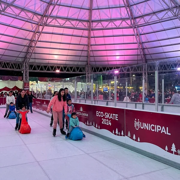 Flujo continuo de patinadores y protecciones perimetrales bajo el domo estructural