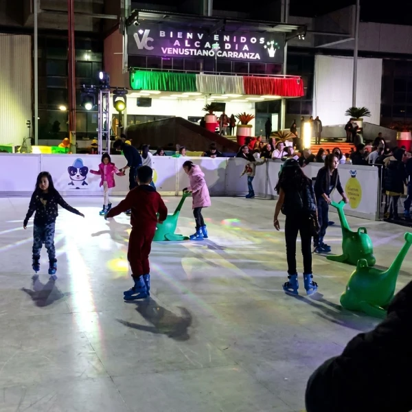 Pista ecológica activa de noche frente a la explanada de la alcaldía