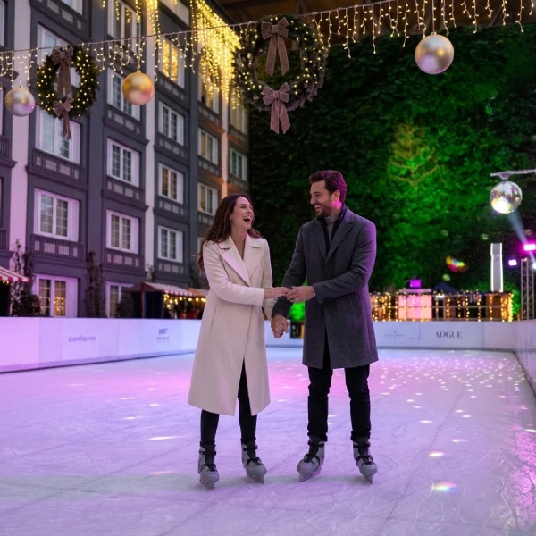Experiencia de pareja patinando en la Terraza Secreta del Four Seasons