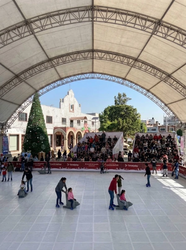 Pista de hielo ecológica con carpa estructural en Chicoloapan